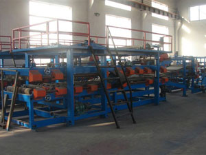 隔熱夾芯復(fù)合機(jī)生產(chǎn)線